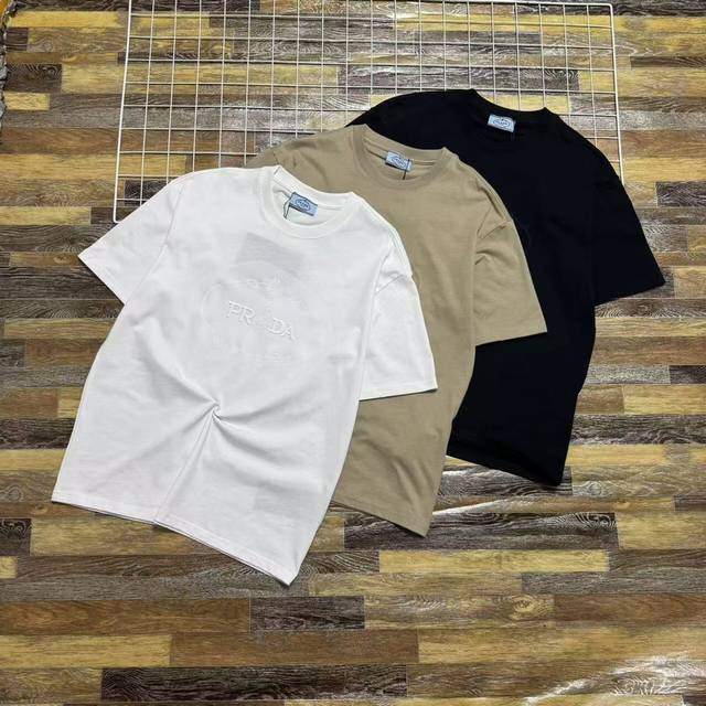 新款上新 最新款爆款推荐 2025新款prada顶配普拉达万针刺绣胸口大Logo刺绣字母小人重工短袖T恤 逼格满满！柜子版本好货！普拉达万针刺绣prada字母图