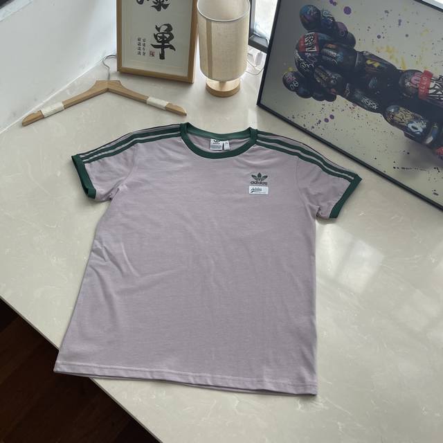 2025夏季三叶草新款短袖 软糯奶甜的香香紫的夏天上身自带夏日清凉感 胸前小标Logo印花 元气减龄配色特别清爽 衣长