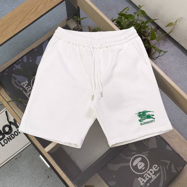 2025新款Burberry巴宝莉刺绣战马Logo整版Tb提花休闲情侣针织短裤五分裤，时尚与经典的完美融合，百搭不挑人，轻松适配各种风格。精致标志，色彩点缀，低