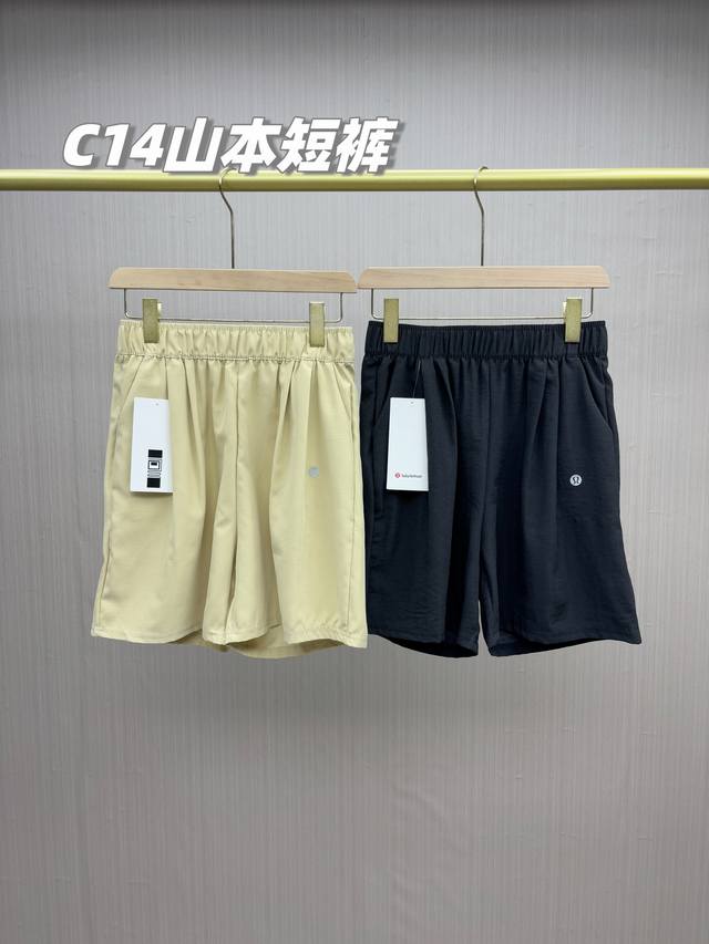 一包二件 超级有型，Lulu2025夏季新款女士山本短裤，真的难以抗拒的小热裤，贼显瘦肌理感冰丝裤。高腰阔腿裤型，能很好的修饰腿型线条，上身褶皱显瘦，凸显腿长，