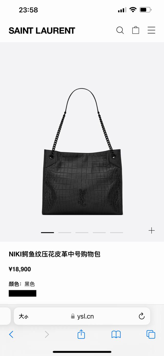 Saint Laurent Ysl圣罗兰Niki鳄鱼纹压花皮革中号购物包，专柜同步在售。此款鳄鱼纹压花购物包，饰以V形明缝线和皮革包覆的经典Ysl标志，酷感十足