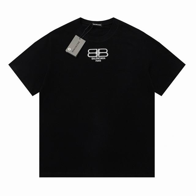 Balenciaga 巴黎世家 银色锁扣情侣短袖T恤 采用260克双砂面料 三针五线做工，领口包包边条 今年火爆的品牌 看到了就忍不住要自留一件 正确纹路立体印
