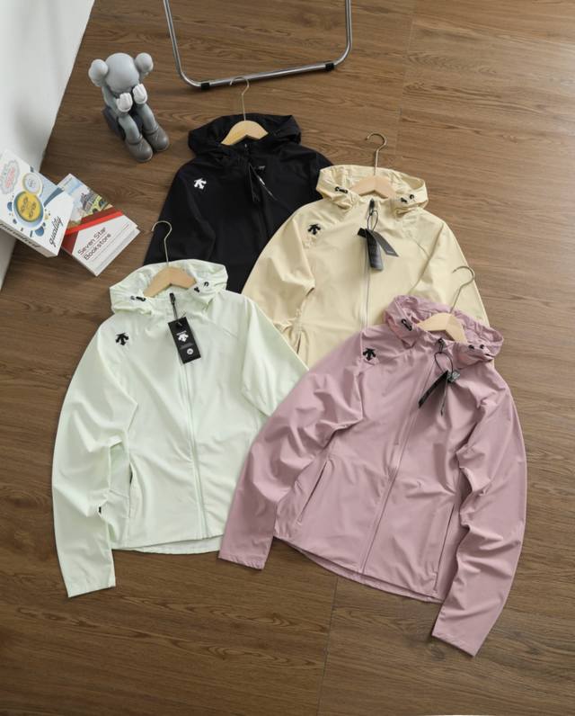 品牌：迪桑特 Descente 尺码：M-L-Xl-Xxl-Xxxl-Xxxxl 颜色：黑色-杏黄色-薄荷色-藕粉色 款式：女士户外冰丝凉感防晒皮肤衣 面料科技