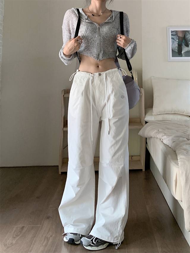 露露Lululemon 酷Girlbi备，拯救梨型身材的神*裤 超宽松的工装版型将随性风拉满 腰头可调节松紧带抽绳+系绳设计 任意调节腰围穿着超舒适 脚口加入了