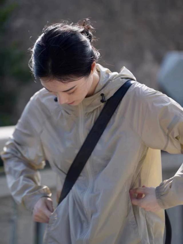 露露Lululemon 骑行服中性防晒衣外套女款是你在夏季节不可错过的宝藏单品！它不仅仅是一件防晒衣，更是时尚与功能的完美结合体。 这款防晒衣采用先进的技术，能