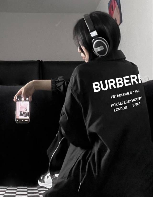 Burberry 巴宝莉1856立领教练夹克外套 精选优质梭织加厚面料 匀整光洁 吸湿耐磨不易折 厚实板正上身超赞宽松版型结合立体裁剪工艺 留有充裕活动空间 翻
