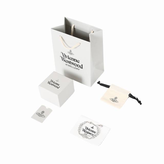 Viviennewestwood 西太后 灰色土星珍珠手链 西太后微微安新配色！它的灰色调，既高雅又不失时尚，灰色珍珠的光泽更是增添了几分贵气。 这款手链是官网