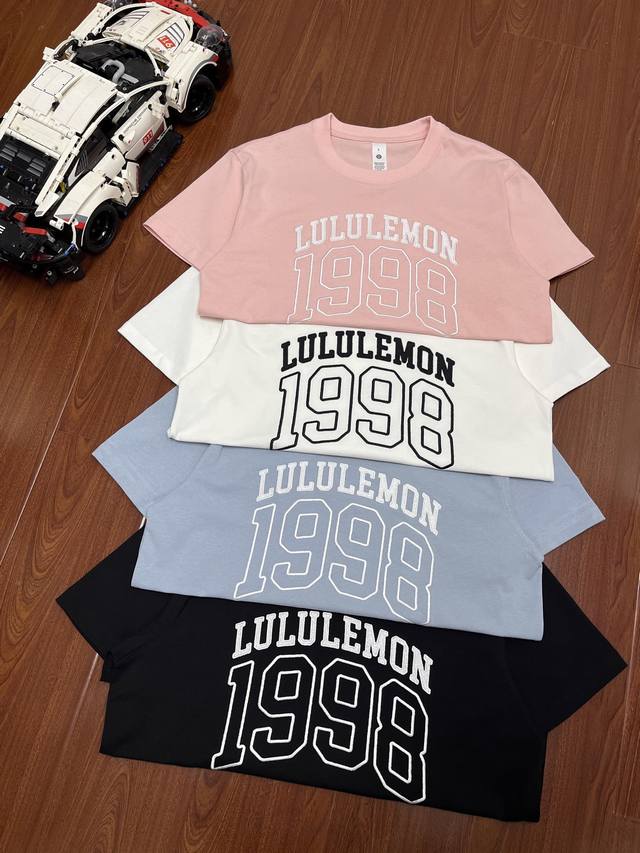 Luluemon_Relaxed-Fit 露露乐蒙25年夏季女款短袖Define线下同步舒适与美貌并存学院风T短袖 1998刺绣纪念限定发售 双纱230克透气上