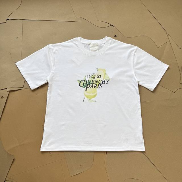Givenchy纪梵希 Logo字母柠檬印花圆领短袖 Ss24T恤 不得不说Gvc家的衣服设计真的很棒 图案很有艺术感 这款T简直太酷了 好看又简约 绝绝子 小