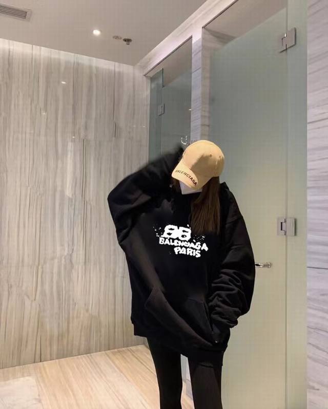 Balenciaga巴黎世家泼墨春季连帽卫衣 本款采用新疆长绒棉纯棉面料，不起球不褪色不变形，质量超级好，柔软的让你爱不释手，布料挺实，绝对厚实，打底单穿都是百