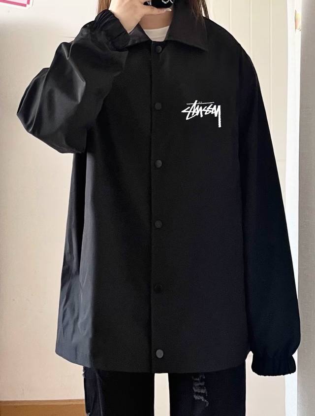 Stussy 斯图西橘色大标立领教练夹克外套 精选优质梭织加厚面料 匀整光洁 吸湿耐磨不易折 厚实板正上身超赞宽松版型结合立体裁剪工艺 留有充裕活动空间 翻领设