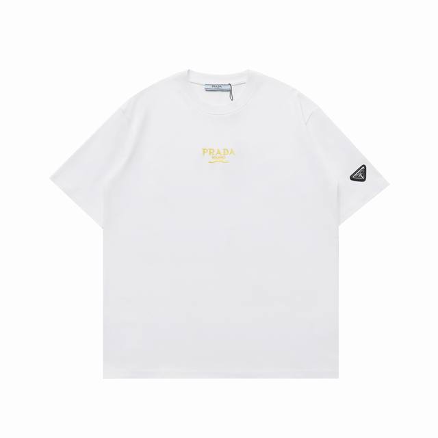 顶级复刻版本] 品名: prada 普拉达 新款刺绣Logo袖口三角标休闲圆领短袖T恤 款号：330 尺码：S-Xl 颜色：黑色 白色 面料: 原版280克重磅