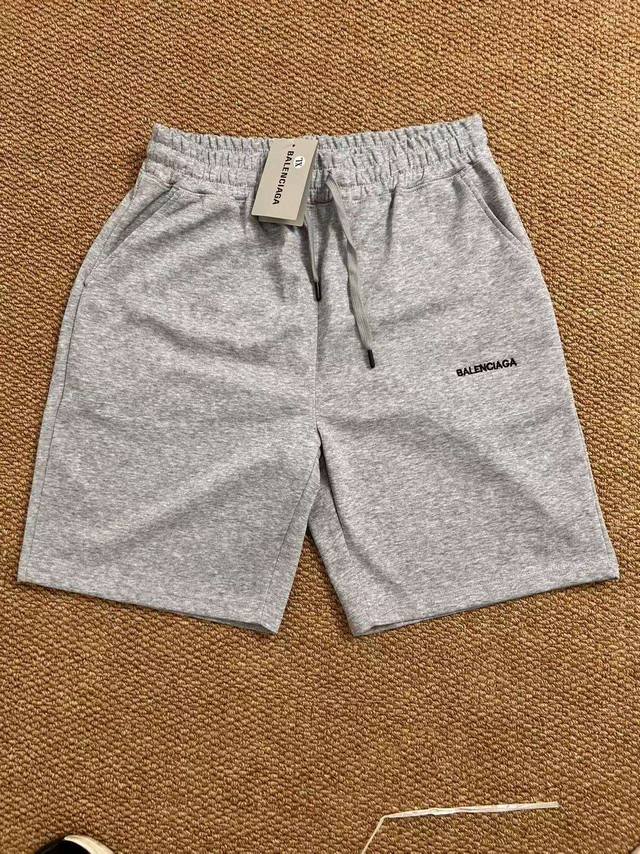Balenciaga 巴黎世家夏季最新款基础灰色五分休闲短裤 采用重磅华棉面料，触感柔和、垂感强，穿着体验感好 4-5级水洗色牢度不易褪色 面料采用水洗印染工艺
