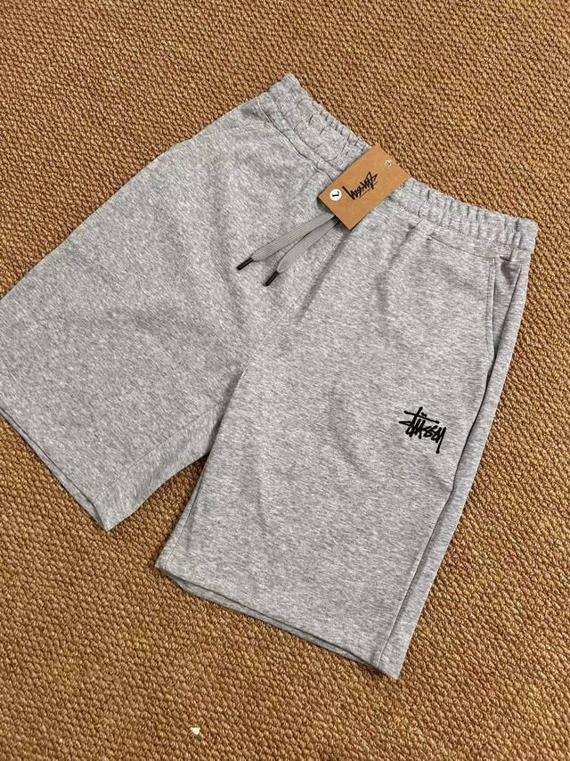 Stussy 斯图西夏季最新款基础五分休闲短裤 采用重磅华棉面料，触感柔和、垂感强，穿着体验感好 4-5级水洗色牢度不易褪色 面料采用水洗印染工艺 水洗不褪色