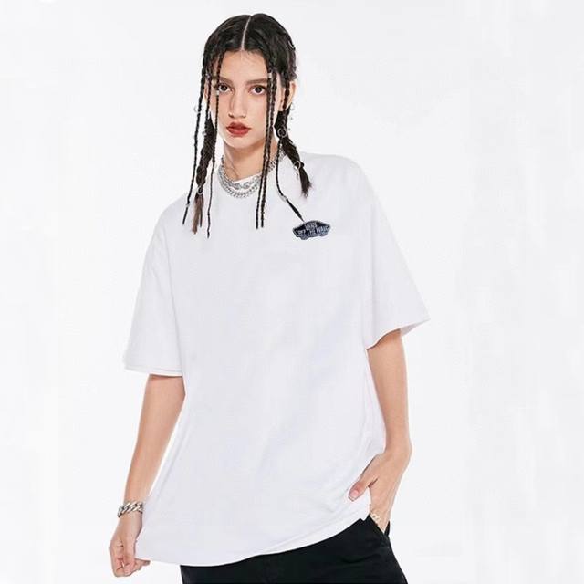 万针刺绣万斯Vans 基础Loog百搭260克重磅纯棉短袖T恤简约圆领落肩短袖 此款用的是加宽领口设计做的非常挺用料非常给力百洗领口也不会松垮，衣服版型风格采用