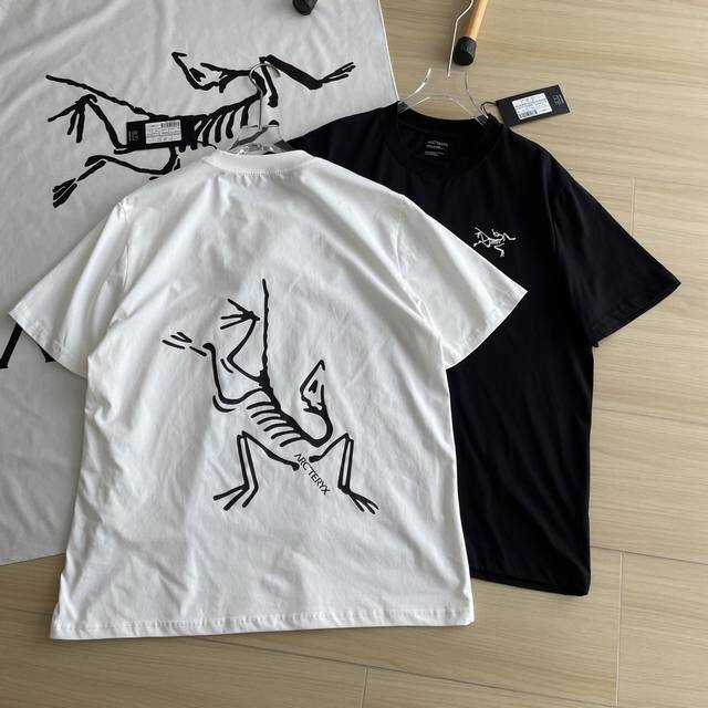 主图 高品质Arc'teryx 始祖鸟经典大鸟印花黑白男女同款短袖T恤 原版定制辅料 吊牌 包装袋 贴纸 洗水唛 280克 双纱面料 定织定染螺纹 颜色 :白色