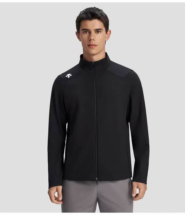 Descente 迪桑特Training系列综训训练男士针织运动上衣外套春 采用质感针织面料制成的运动上衣。面料顺滑挺阔，自然有型。搭配常规版型裁剪，贴合身型，