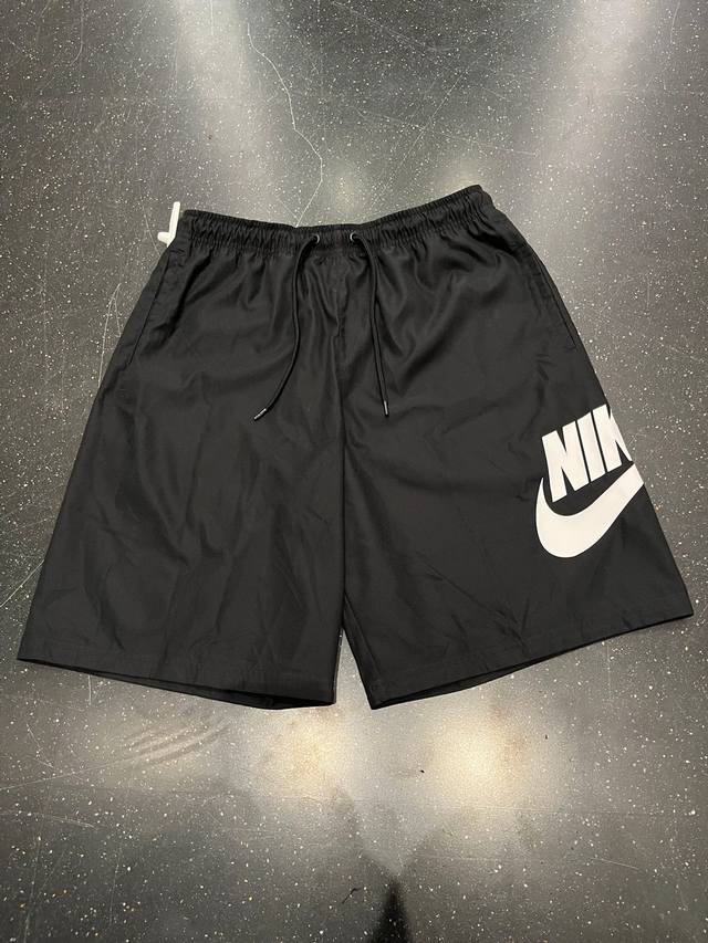 Nike速干梭织短裤！ Nike耐克 新款大Logo运动休闲宽松透气舒适五分速干梭织短裤！ 货号：Fn3304-010 纯原版本，实打实的硬货！面料冰爽柔软，速