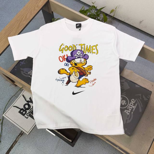 上新 款号：Tx355 2025新款Nike耐克加菲猫钩子字母图案Logo印花休闲情侣短袖T恤，轻奢高级，上身效果，绝绝子，采用250克纯棉面料，全套定制辅料，