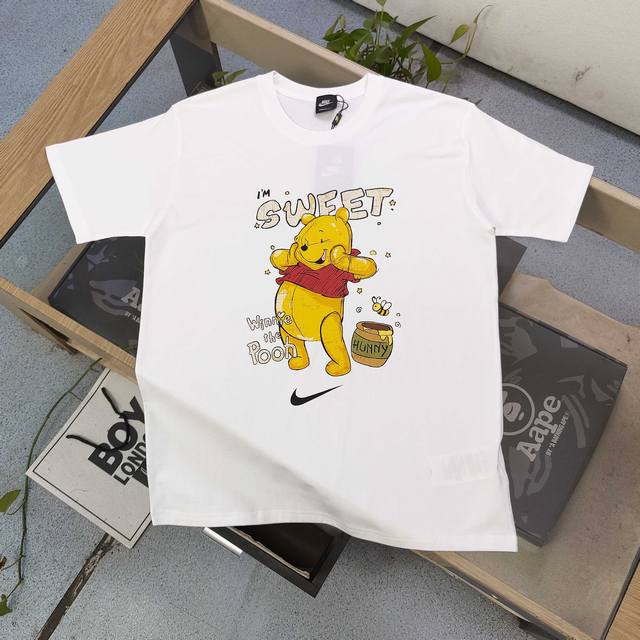 上新 款号：Tx358 2025新款Nike耐克迪士尼维尼熊钩子字母图案Logo印花休闲情侣短袖T恤，轻奢高级，上身效果，绝绝子，采用250克纯棉面料，全套定制