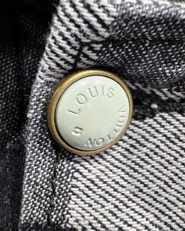 款号-Mx005 细节图 Louis Vuitton路易威登马赛克黑灰棋盘格牛仔夹克外套-顶级版本 当下时尚圈顶流，菲董联名款的马赛克牛仔套装，热度居高不下，帅