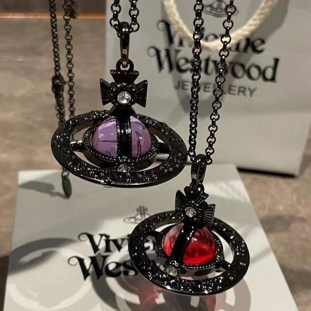 西太后 Vivienne Westwood雕花中号枪色土星项链 完全挪不开眼的绝美程度，土星周围满是雕花，红色 紫罗兰色更是适合秋冬的搭配，每一个都是绝色。 颜