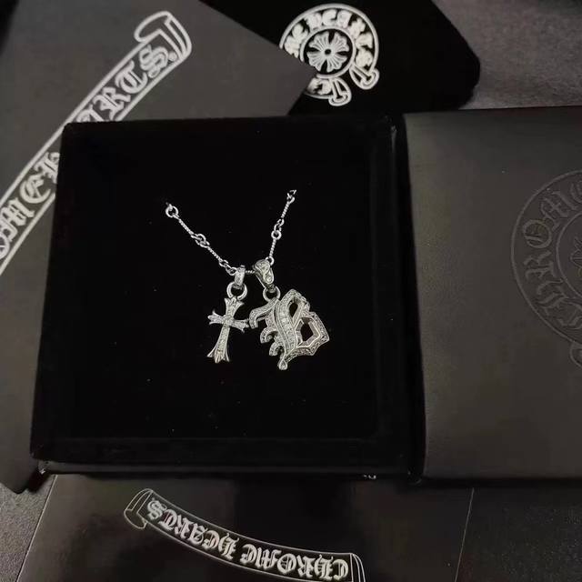 克罗心Chrome Hearts 十字架&梵文字母满钻竹节项链 独家定制开模，链身采用经典竹节设计，细节满钻梵文字母和十字架融合，雕刻细节满满，尽现精致感。