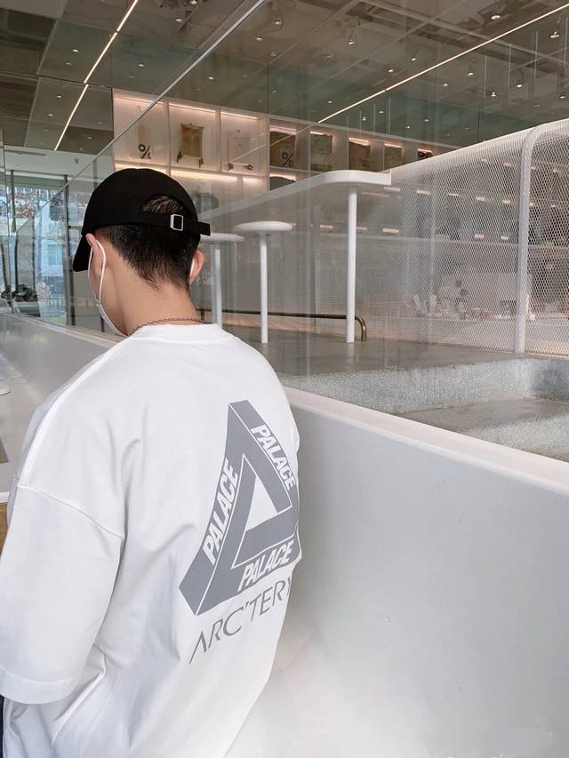 高品质 品名：始祖鸟 Arc'teryx 联名款 王一博同款反光印花新款Logo宽松男女同款圆领纯棉短袖T恤 版型；宽松版 面料：330G全棉精梳棉 颜色： 黑