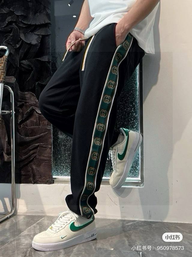 品名：Gucci 古驰23秋冬新款编织织带针织刺绣休闲宽松运动卫裤 版型：宽松 面料：320Kg毛圈 颜色；黑色 尺码：M -L-Xl M 裤长99腰围74臀围