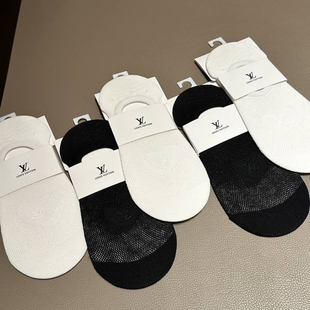 Lv夏季新款船袜来喽，全镂空Logo设计风格，全棉纱材质，镂空印花图案，透气舒适柔软～ 袜口经典字母图案设计，后跟防滑硅条，百搭时尚款～ 规格：一袋5双 三白两