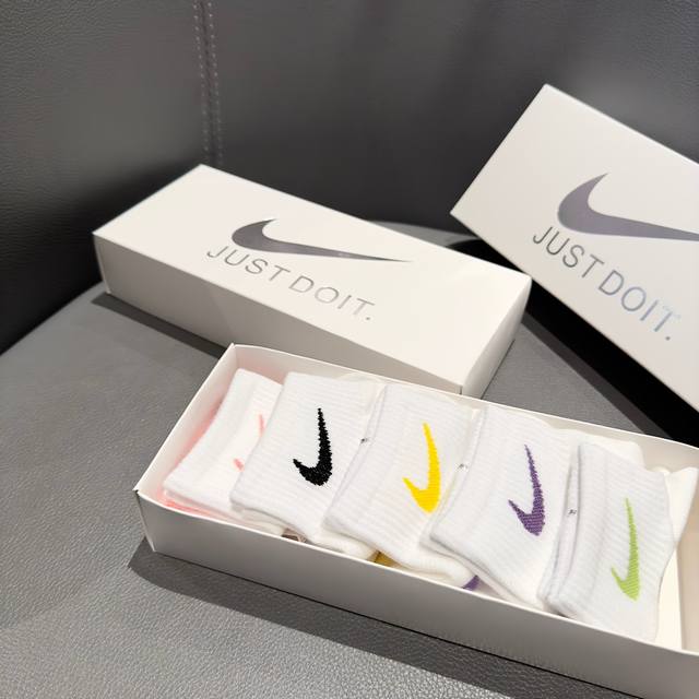 Nike耐克春夏新款马卡龙女士盒装短袜，最Ni穿搭小物髦时Girl必入五双礼盒装，内置五双不同配色短袜 现货秒发！！超火爆款式，老粉赶紧抢，对于时髦人士来说袜子