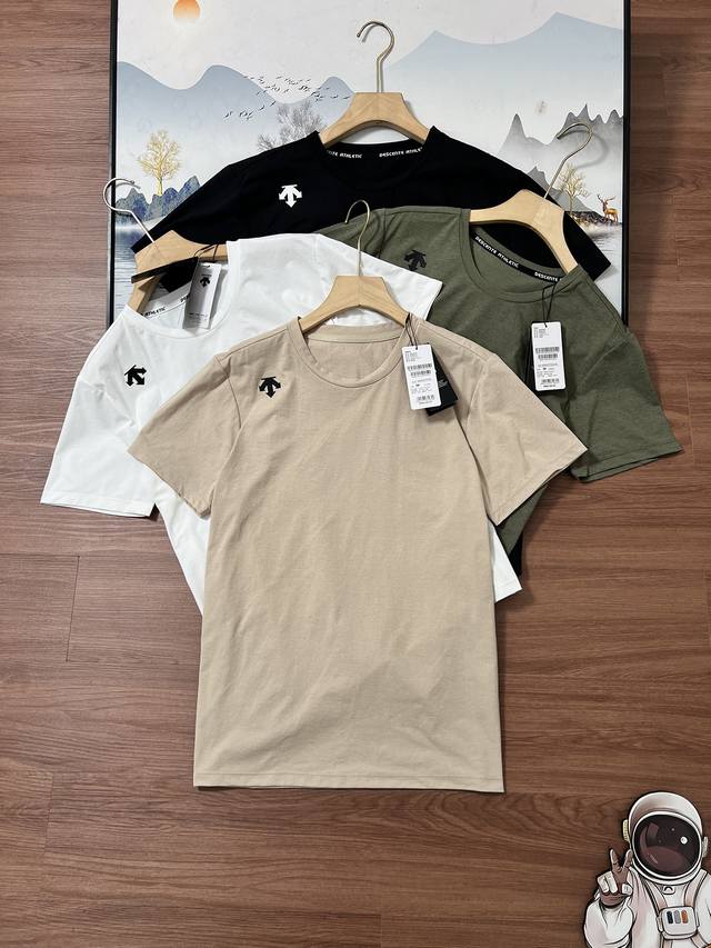 Descente，专柜正品！！！25年最翘首以盼的新款，一款好的产品就应该从源头把控！！从纱线的定织、到色调的把控、一款好的产品从不让粉丝失落！ 男士简约运动百