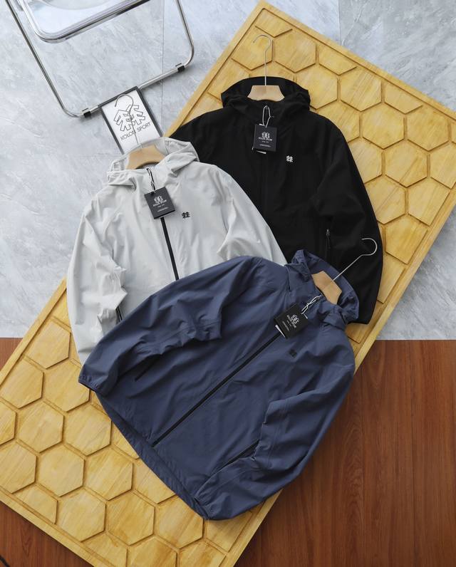 Kolon Sport可隆休闲户外全本布压胶风壳冲锋衣外套 经典轻量弹力面料制成的梭织运动上衣。采用回收循环纱线织造，细腻耐穿，同时具有防泼水和防晒功能性。内里