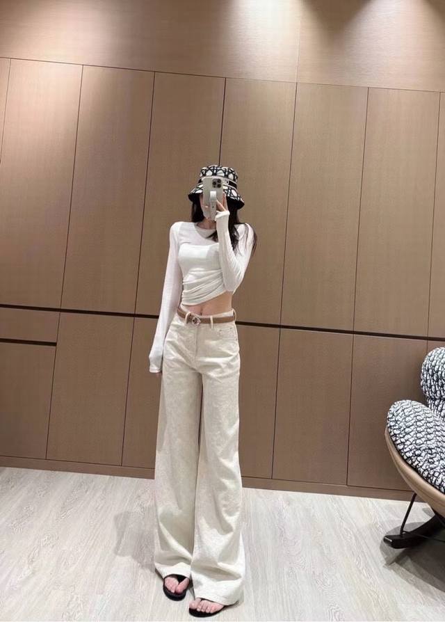 高定版 闪丝提花 Lv 路易威登 重工提花牛仔裤 上身绝对王炸牛仔裤高腰直筒的版型 恰好的裤长 拉伸腿部线条 营造利落大长腿！ 日常搭配各种上衣都能轻松穿出时尚