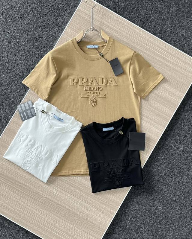 高品质 prada 普拉达3D暗纹凹凸压花立体浮雕T桖， 25Ss春夏新品，个性压花图案，凹凸立体感，眼前一亮，龙年限定配色～姜黄色更加有寓意，采用230克平纹