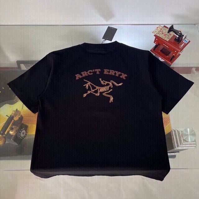 高品质 Arc`Tery 始祖鸟印花短袖T恤 全新天花板级别 1 前幅的图案是始祖鸟设计款， 2 印花采用进口胶浆工艺，经过对印刷网版进行技术处理，加了牢固度同