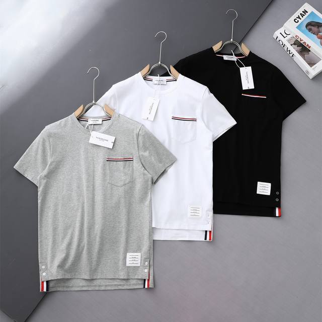 原单贸易正品 Thom Browne 汤姆布朗口袋款T桖， 款号Bln1259，官网款，客供定制面料，220克60支双股长绒棉95%，氨纶5%，定制同缸同色高密