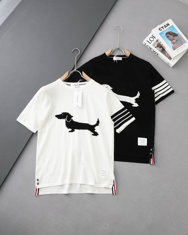 原单贸易正品 Thom Browne 汤姆布朗四条杠小狗提花天丝短袖！ 2025Ss春夏新款，智利海外版！限量发售！ 美国贸易公司2025年大中华区最新订单，小