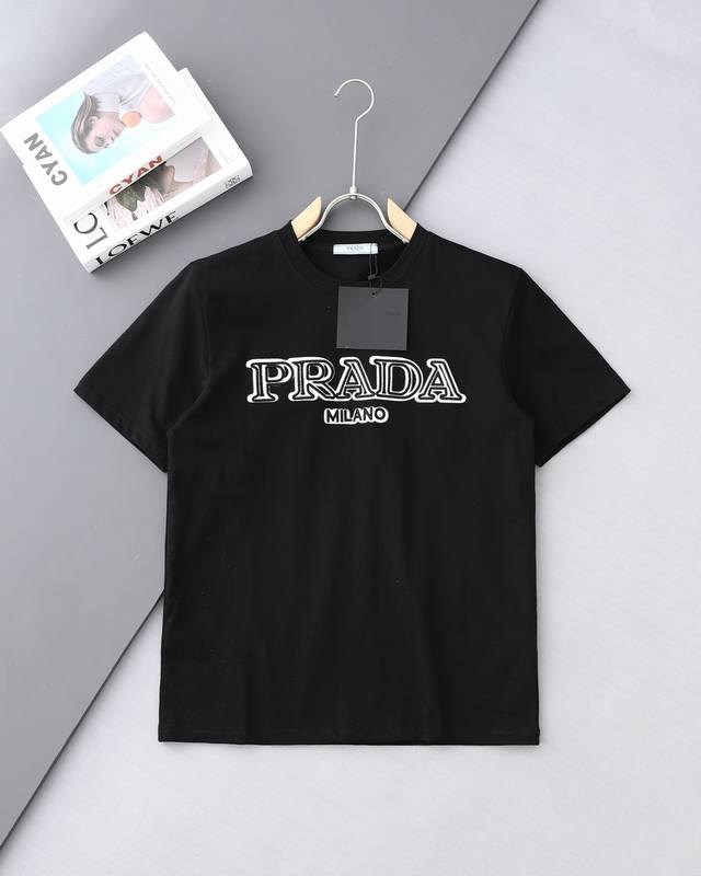 高品质 prada 普拉达胸前刺绣直喷新款T桖， 25Ss春夏新品，胸前数码直喷后采用万针刺绣，后幅破旧三角图案，采用环保染料，无甲醛，对身体无危害， 采用32