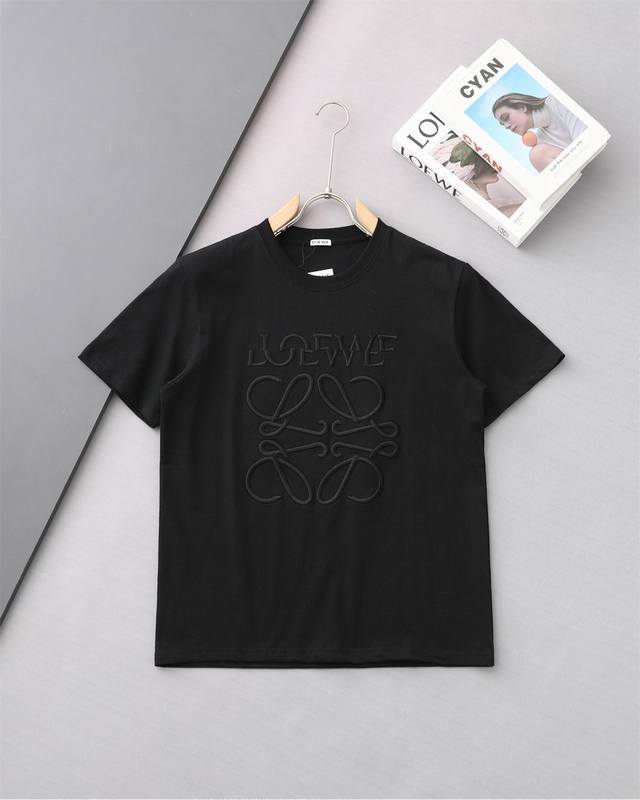 高品质 Loewe 罗意威字母错位刺绣新款T桖！ 25Ss春夏新品，百灵达万针刺，搭配错位，更加有品味！ 采用32支260克双纱纯棉原版面料，经磨毛处理更丝滑亲