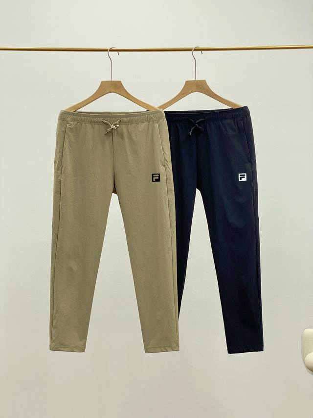 Fila斐乐户外系列防水防风休闲通勤长裤 卡其 黑色 M-5Xl 户外人的衣柜里总要有一条神裤，今天必须安利科隆同款户外冲锋裤，有了它，出行体验直接拉满。 立体