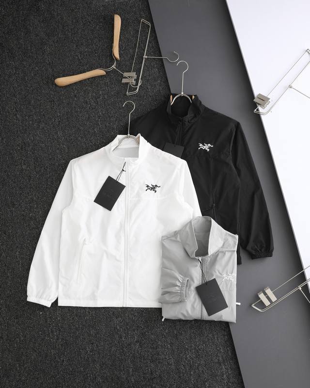 Arcteryx 始祖鸟夏季新款轻薄男女同款皮肤衣 防晒衣 面料：主要成份为鸟家专用防晒衣科技面料，防晒面料配比让衣服更加柔软，亲肤。较高科技性让衣服不易变形穿