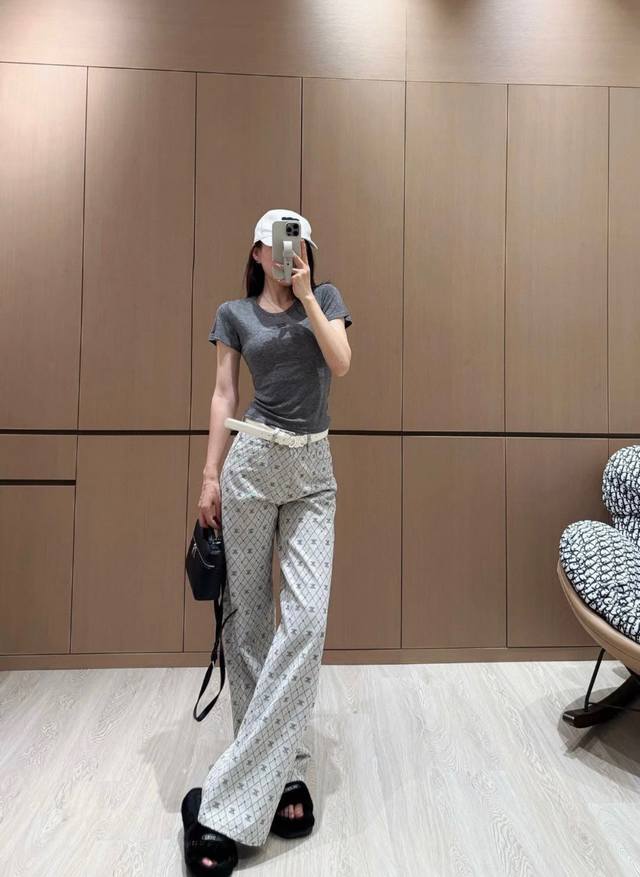 上新 提花版本 Ce家中古风菱格满印Logo直筒牛仔裤 集美们，都去试试这条菱格纹裤子 版型好修饰腿型 真的好显瘦 穿上就不想脱了 随意搭配就是很时髦哦 Sml