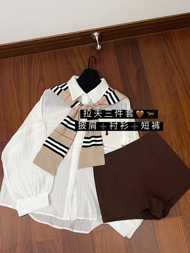 上新 三件套 Rl 拉夫 白衬衫+披肩+短裤三件套 这套老钱风好好看哦 低调老钱 高智感女生的天菜～ 拉夫三件套，自带高级感，经典不过时。 轻松拿捏松弛感 优雅