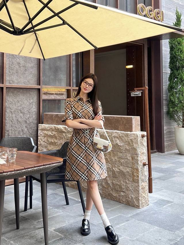 上新 Burberr* 巴宝莉 25Ss春夏最新款经典格纹衬衫式连衣裙 减龄复古女孩气质 超级爱这个经典格子 定织的纯棉面料 H版型剪裁上身显瘦效果明显 非常吸