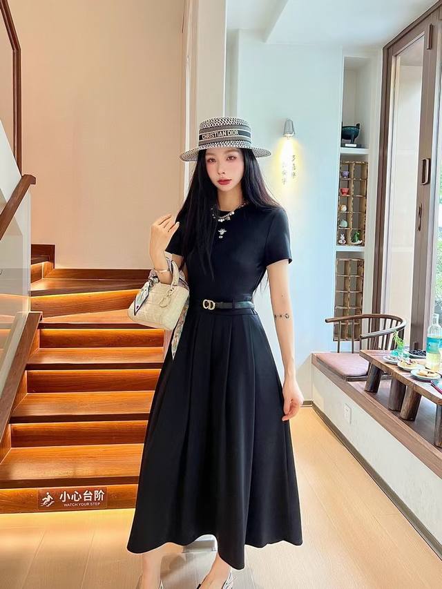 上新 Dior* 迪奥 2025春夏季新新款圆领长款连衣裙 前胸小蜜蜂点缀 下摆拼接压褶设计配腰带 修身 设计时尚简约气质显瘦 两色 颜色：黑色 灰色 尺码：S