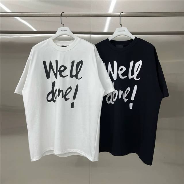 We11Done 字母印花 宽松圆领短袖T恤男女情侣款 面料：300G双纱精梳紧密赛络纺重磅纯棉 工艺：走线均是全身三线缝制，后领织带包边延伸到肩部加固，细节井