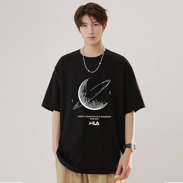 上新 Fila 斐乐限定印花短袖T恤，男女同款，小红书 Ins 爆火， 男女上身效果都超级Nice，采用260G精梳纯棉面料 上身柔软舒适 定制螺纹领口 ，版型