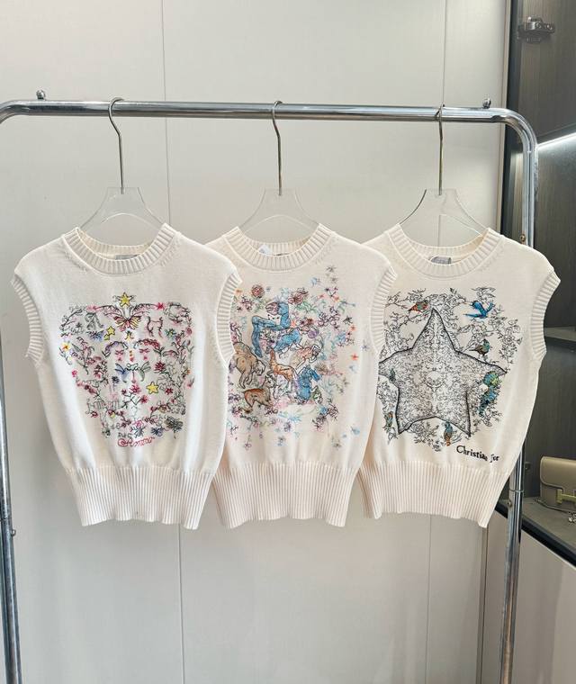 价格p： 品名：Dio* 丛林重工刺绣无袖飞飞袖针织背心 尺码：M.L 颜色：米白 夏日千金Girl，颜值天花板的针织上衣，Cd无袖背心，雕系的新款-Di丛林又