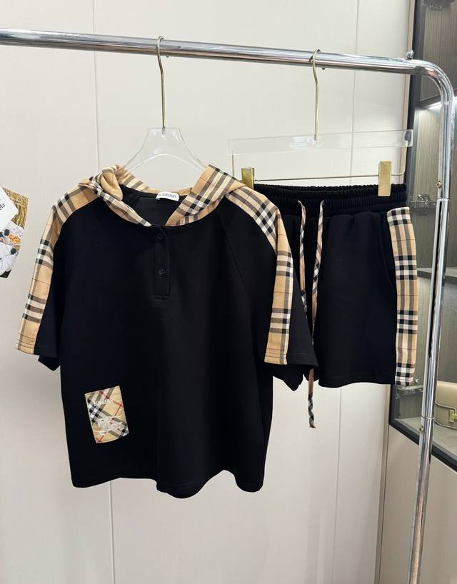 价格p： 品名：Bbr 经典格子连帽短袖短裤套装 尺码：S.M.L 颜色：黑色 经典B家格子拼接，时尚耐看，裤子采用宽松紧设计，穿着更舒适，无束缚感！ 上衣尺码